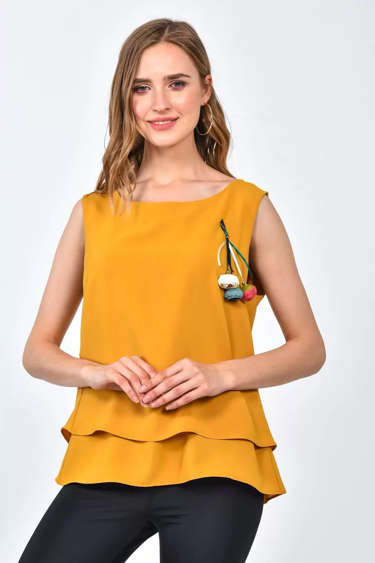 Askılı Kare Yaka Tomurcuk Aksesuarlı ve Astarlı Hardal Kadın Tişört