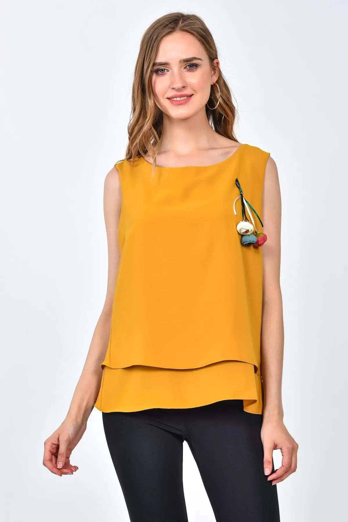 Askılı Kare Yaka Tomurcuk Aksesuarlı ve Astarlı Hardal Kadın Tişört