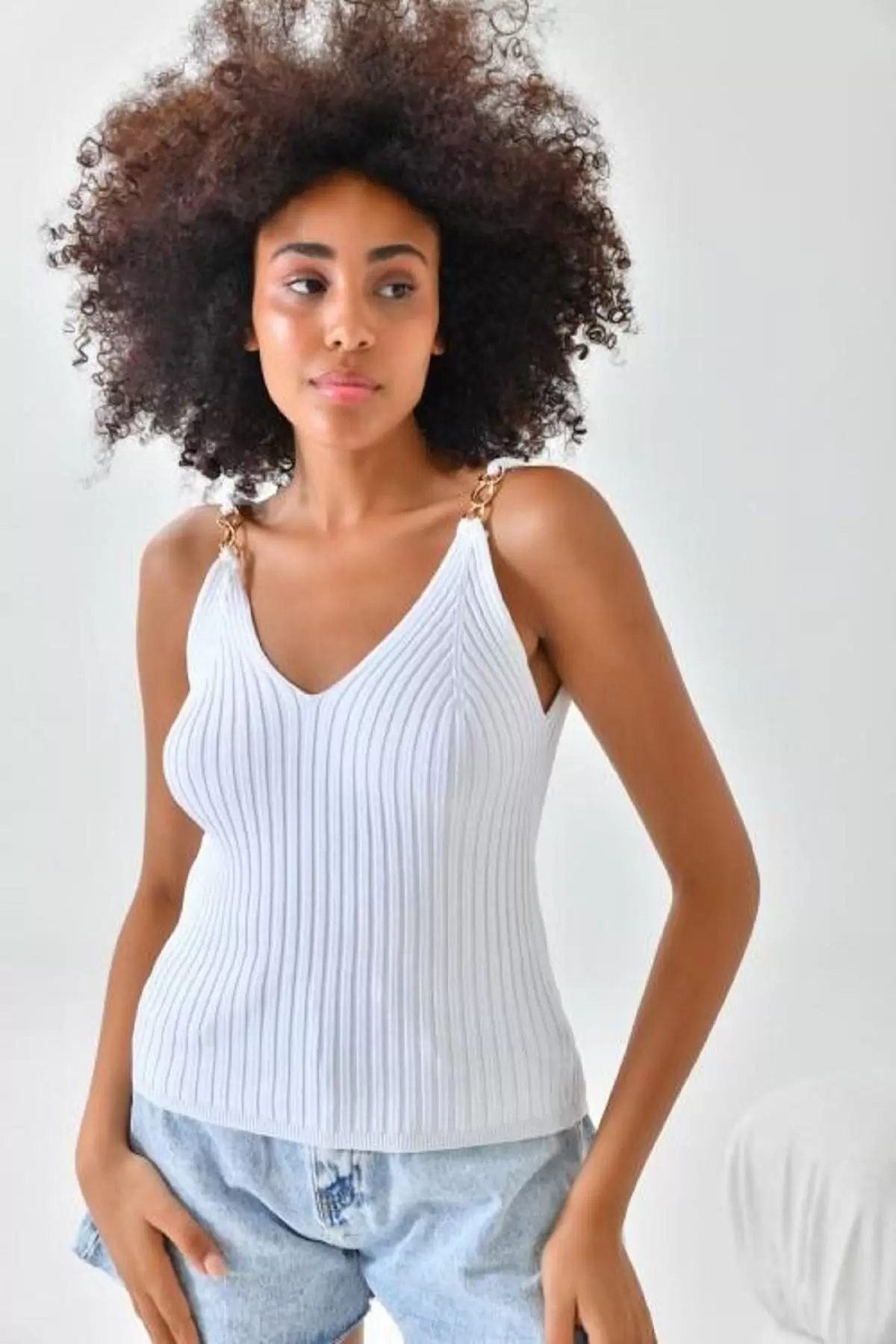 Askılı Zincir Halka Detaylı Beyaz Kadın Triko Crop Top