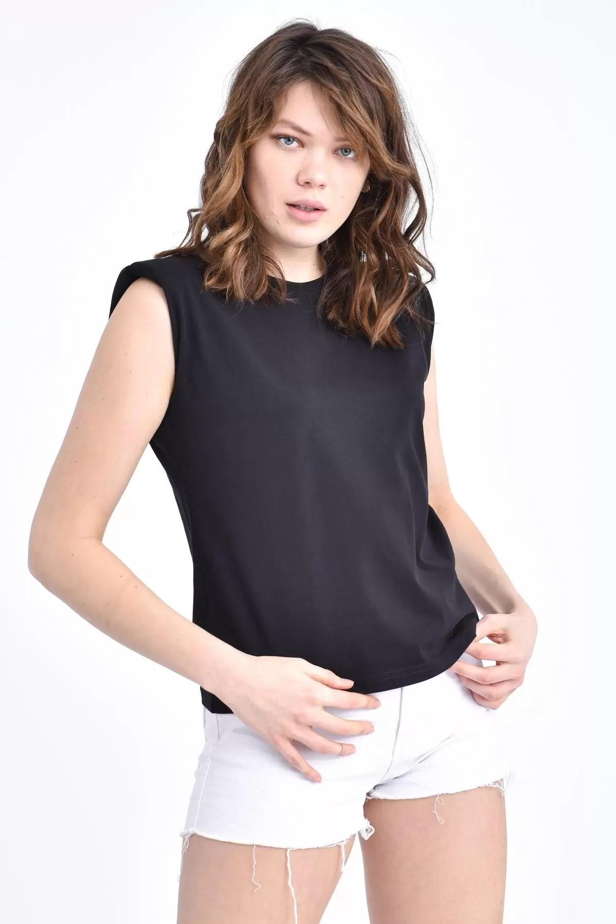 Bisiklet Yaka Sıfır Kol Vatkalı Siyah Kadın Tişört