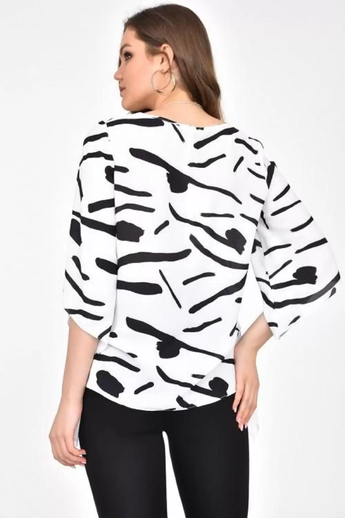 Bisiklet Yaka Yarasa Kollu Takı Detaylı Desenli Beyaz Kadın Bluz