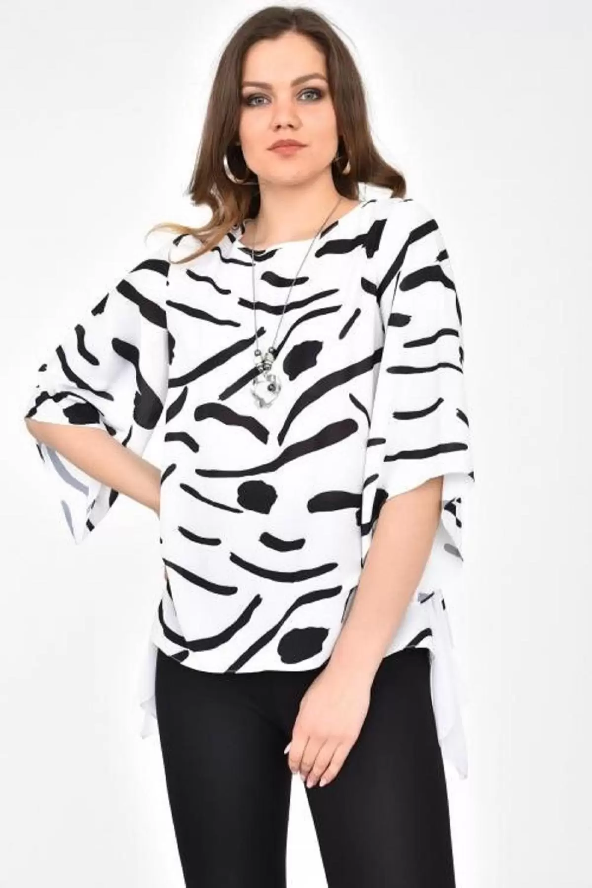 Bisiklet Yaka Yarasa Kollu Takı Detaylı Desenli Beyaz Kadın Bluz