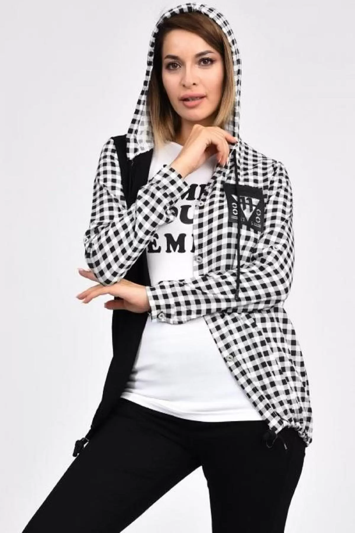 Kolları Katlanabilir Penyeli ve Yandan Cepli Kapüşonlu Beyaz Kadın Gömlek