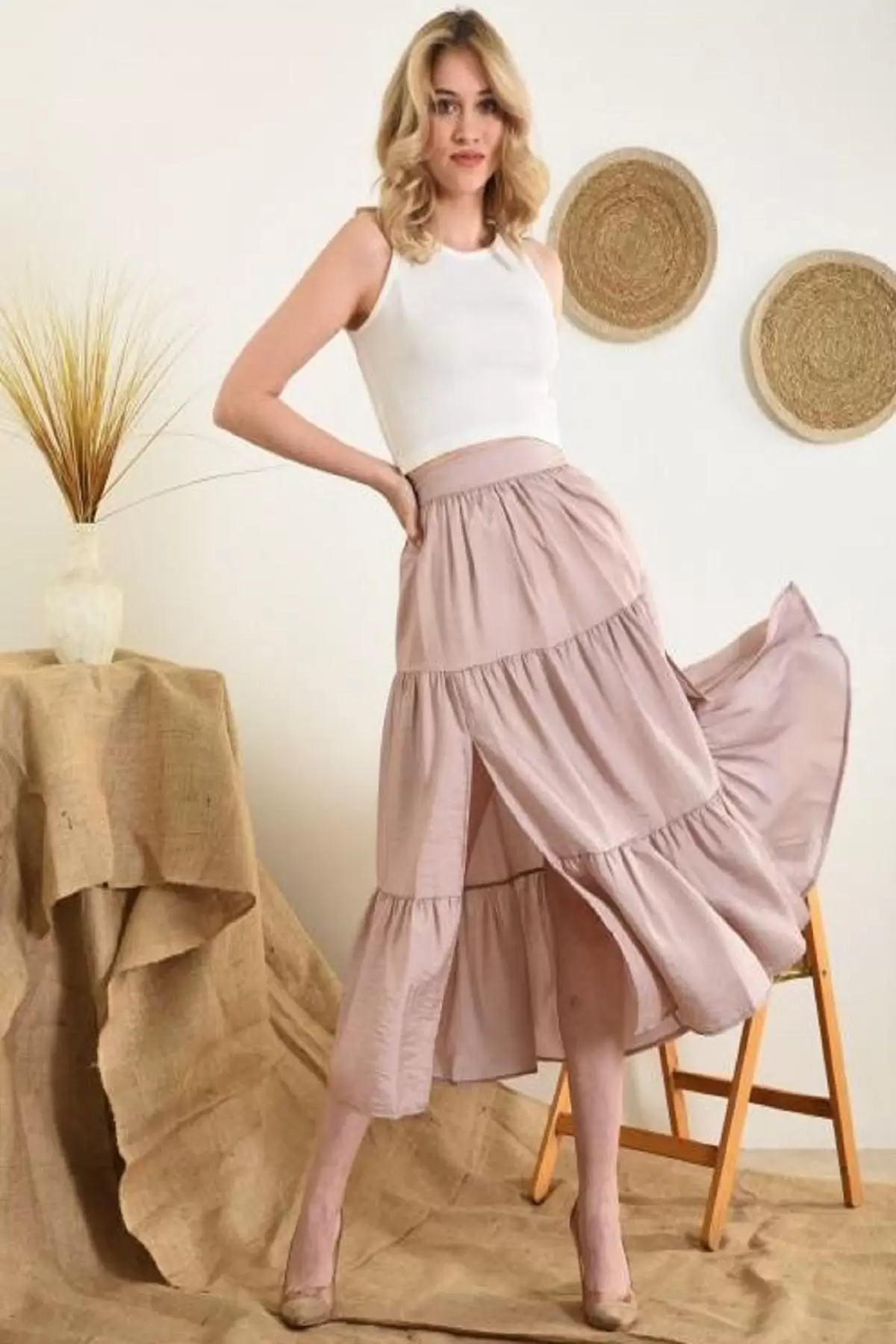 Belden Lastikli iki Yandan Yırtmaçlı Pileli Bej Kloş Kadın Etek