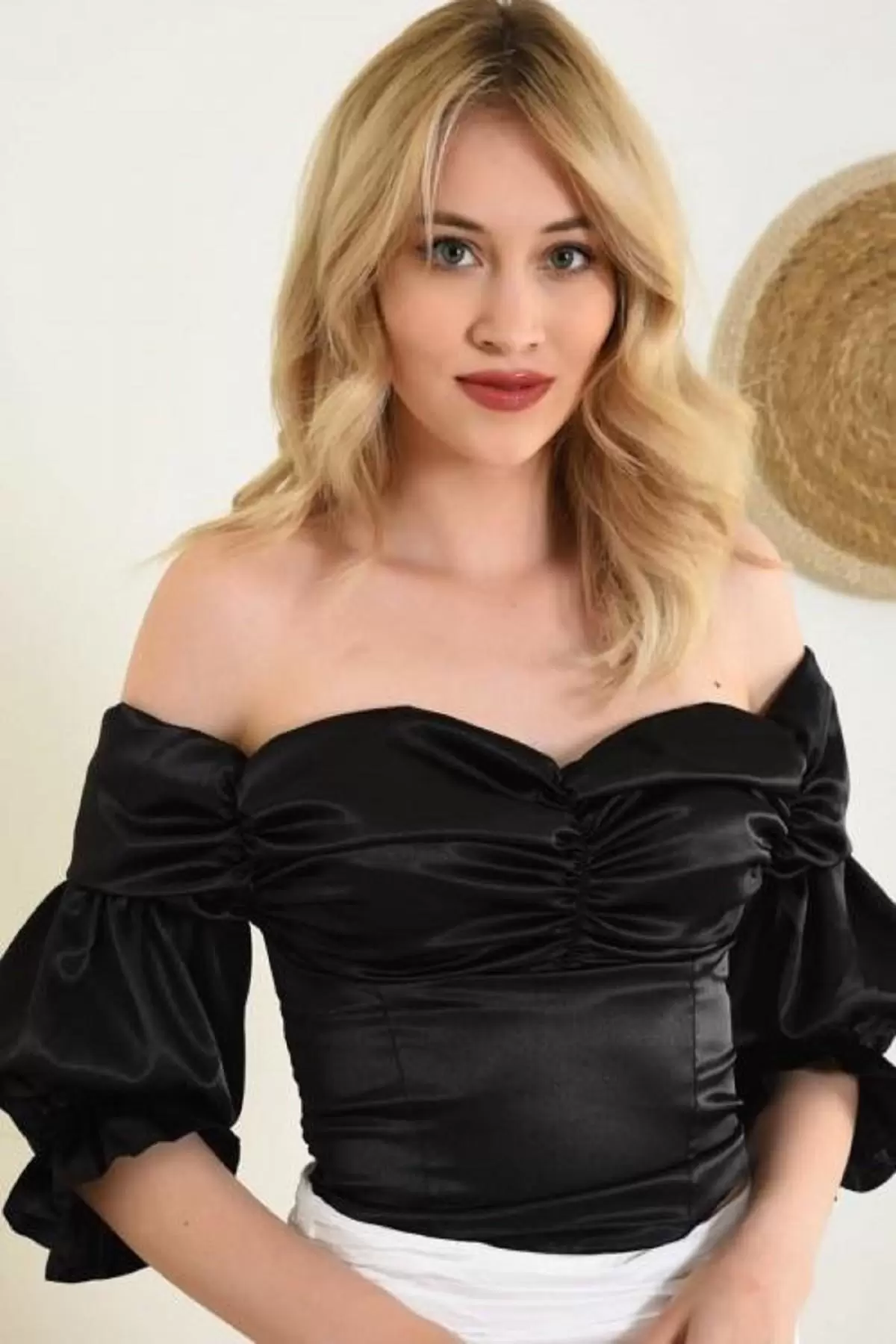 Straplez Yaka Prenses Kollu Saten Siyah Kadın Bluz