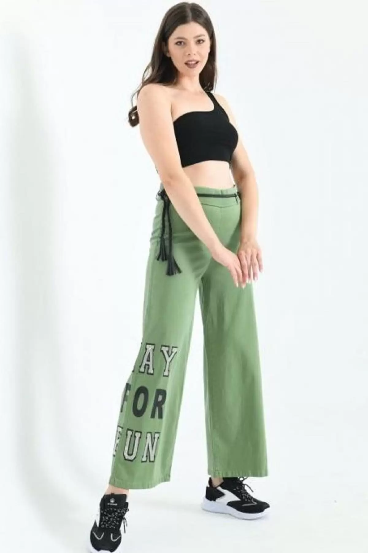 Taş İşlemeli Geniş Paçalı ve Deri Kemerli Yeşil Kadın Pantolon