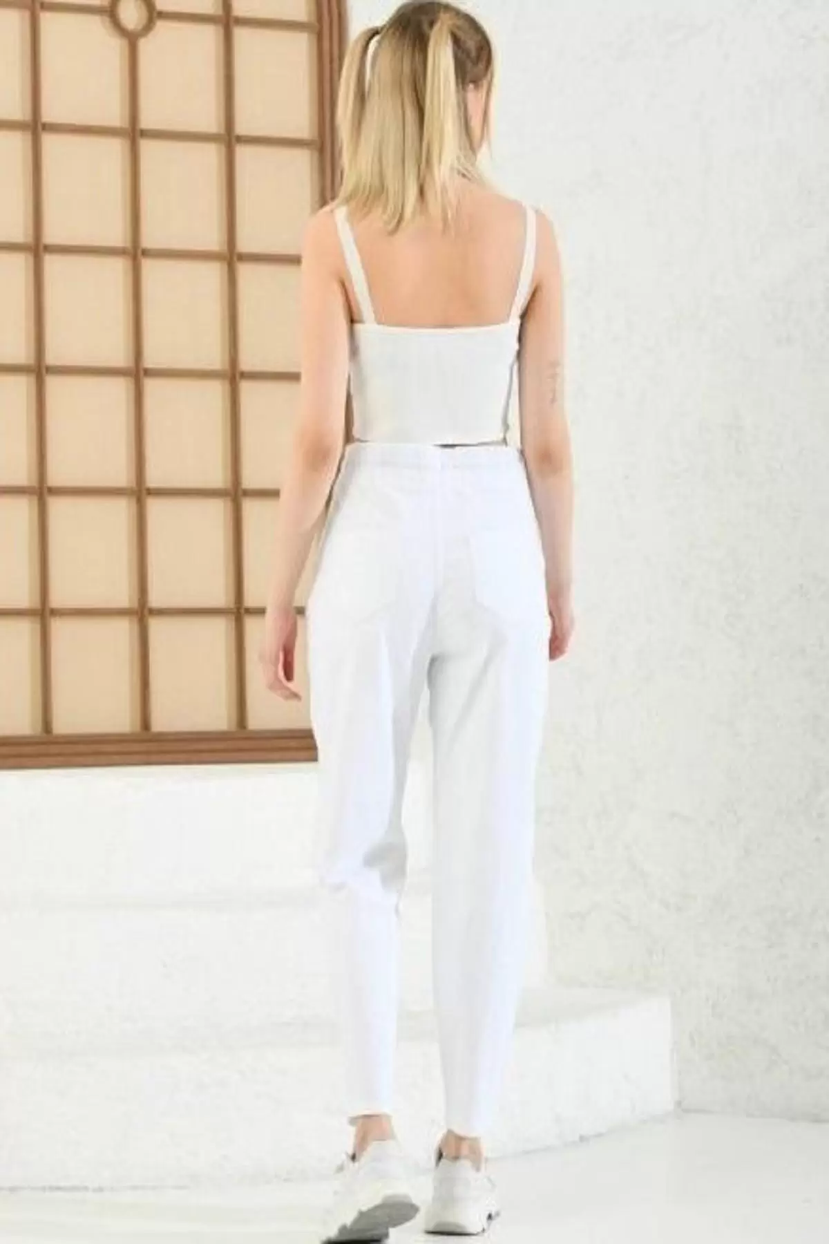 Taş ve Nakış İşlemeli Belden Lastikli Beyaz Kadın Pantolon