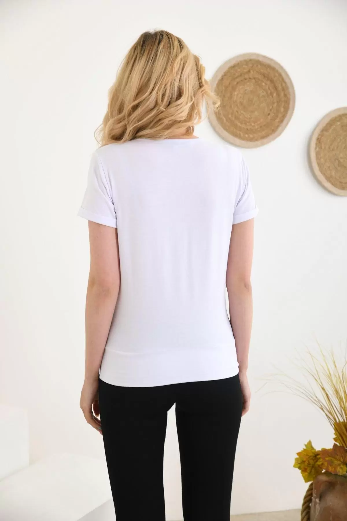 Yuvarlak Yaka Takılı Asimetrik Kesim Beyaz Kadın Tişört