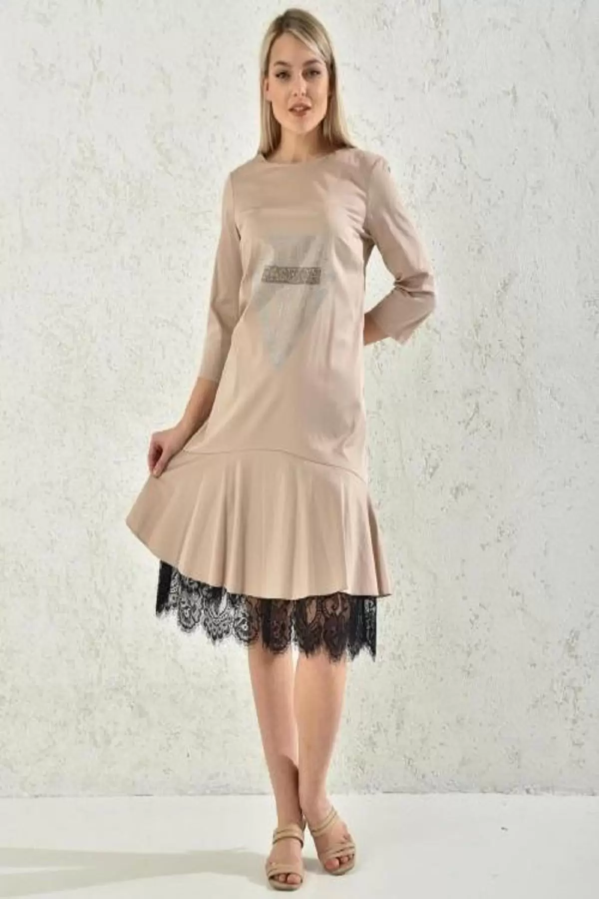 Yuvarlak Yaka Taş ve Dantelli Bej Pileli Kadın Elbise