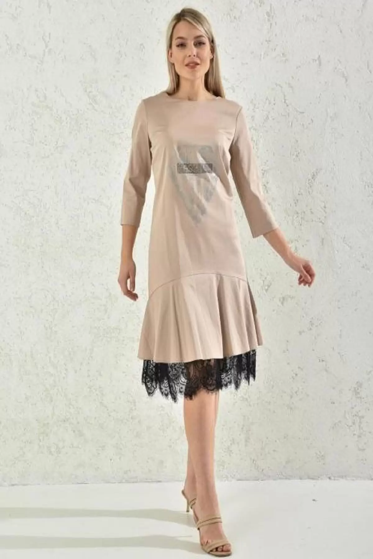Yuvarlak Yaka Taş ve Dantelli Bej Pileli Kadın Elbise