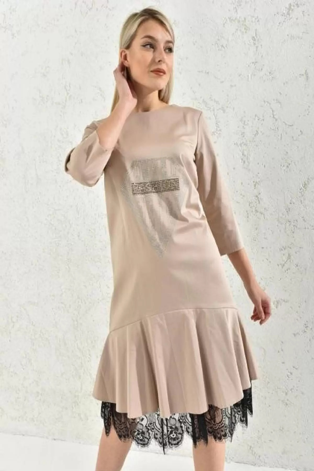 Yuvarlak Yaka Taş ve Dantelli Bej Pileli Kadın Elbise