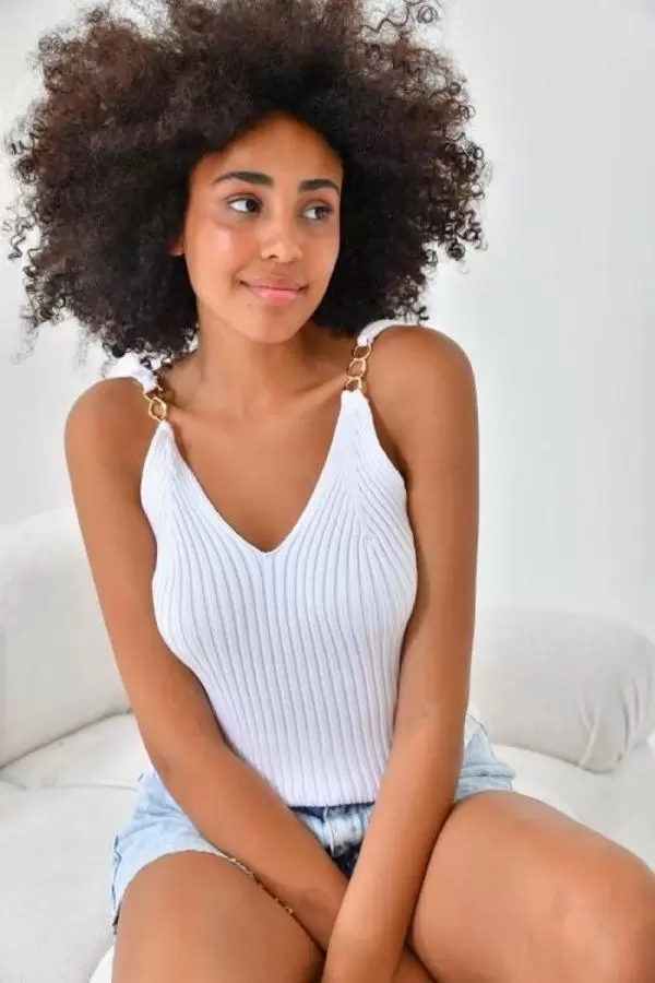 Askılı Zincir Halka Detaylı Beyaz Kadın Triko Crop Top