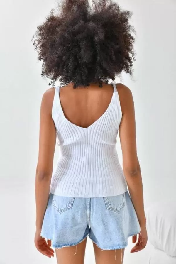 Askılı Zincir Halka Detaylı Beyaz Kadın Triko Crop Top