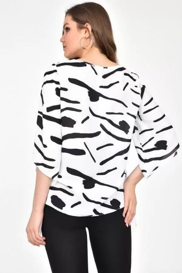 Bisiklet Yaka Yarasa Kollu Takı Detaylı Desenli Beyaz Kadın Bluz