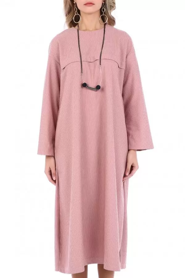 Bisiklet Yaka Yırtmaç ve Takılı Somon Kadife Kadın Elbise