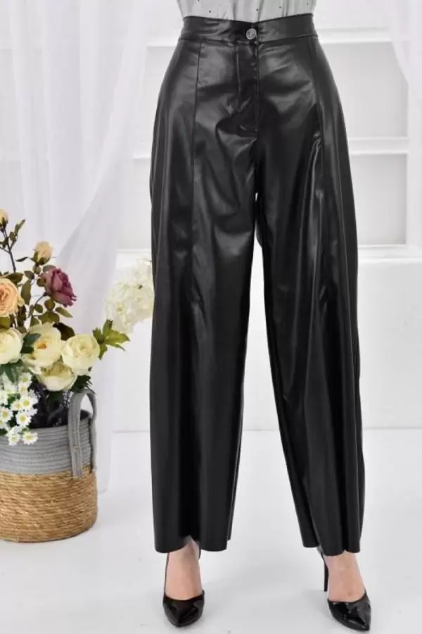 Bol Paça ve Yırtmaçlı Siyah Kadın Deri Pantolon