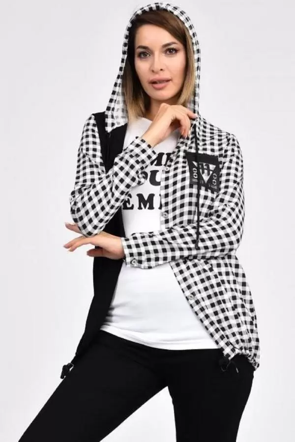 Kolları Katlanabilir Penyeli ve Yandan Cepli Kapüşonlu Beyaz Kadın Gömlek