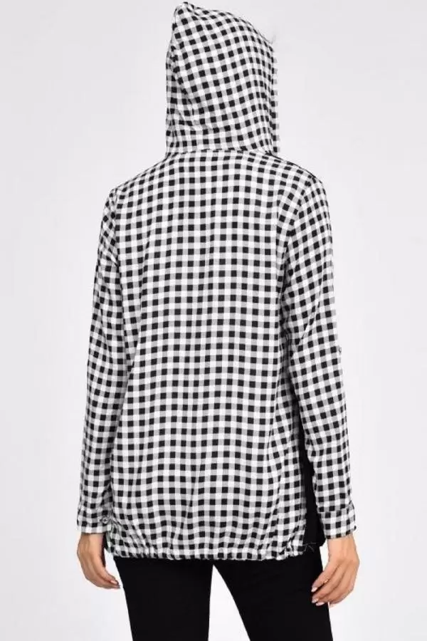 Kolları Katlanabilir Penyeli ve Yandan Cepli Kapüşonlu Beyaz Kadın Gömlek