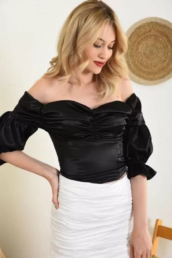 Straplez Yaka Prenses Kollu Saten Siyah Kadın Bluz