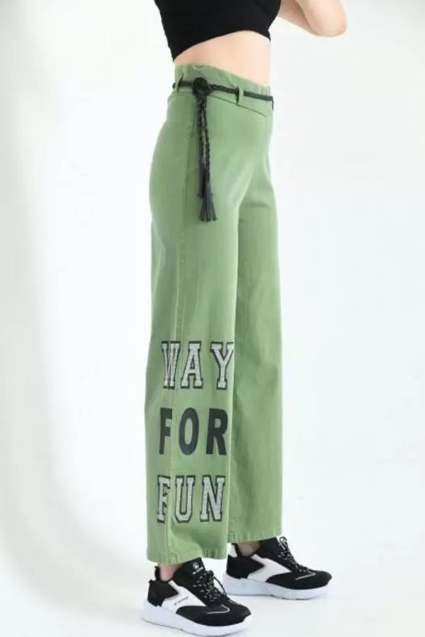 Taş İşlemeli Geniş Paçalı ve Deri Kemerli Yeşil Kadın Pantolon