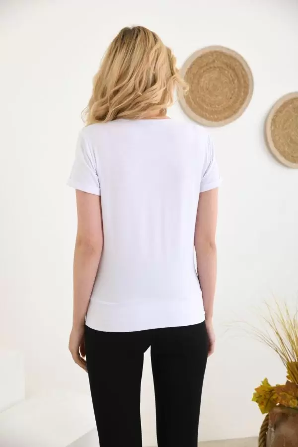 Yuvarlak Yaka Takılı Asimetrik Kesim Beyaz Kadın Tişört