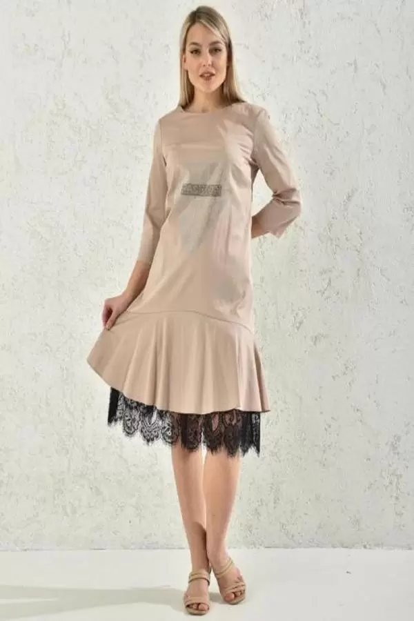 Yuvarlak Yaka Taş ve Dantelli Bej Pileli Kadın Elbise