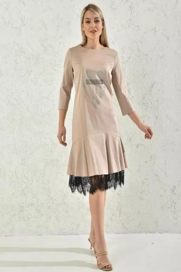 Yuvarlak Yaka Taş ve Dantelli Bej Pileli Kadın Elbise